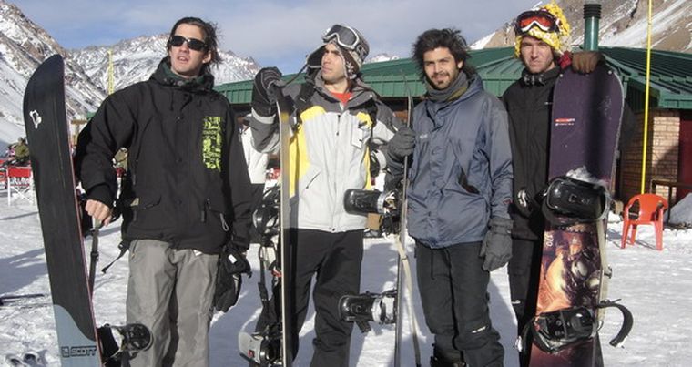 Cual modelos publicitarios, cuatro amigos porteños posaron para MDZ: Pacho, Juan Martín, Mono y Matías. Foto: Florencia Da Souza / MDZ