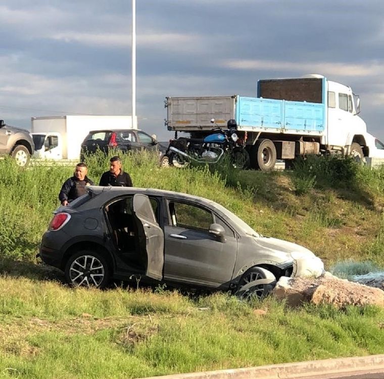 Un conductor sufrió una convulsión, perdió el control del auto y terminó en la banquina en el Acceso Sur Foto: Gentileza