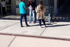 Carlos Severino se encadenó en la puerta de la Municipalidad de Luján Foto: Gentileza