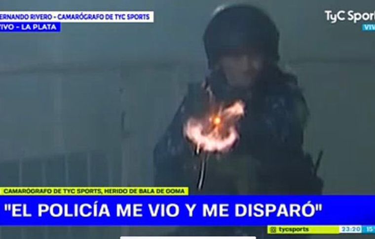 El momento en que un policía le dispara al directamente al cuerpo al camarógrafo de TyC Sports.