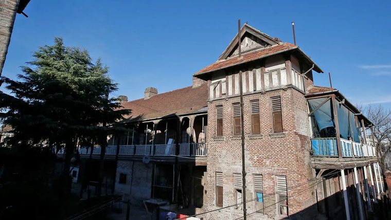 El estilo arquitectónico de estas casas de Barrancas imita al de las viviendas obreras de las grandes ciudades inglesas del siglo XIX Foto: X/@JuanHunterARG