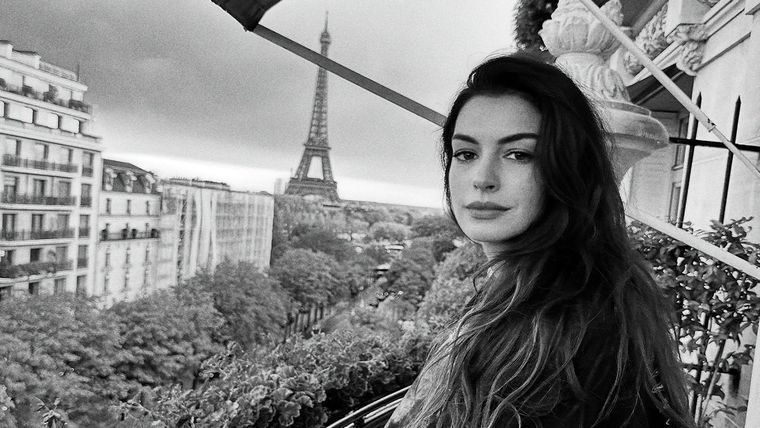 Anne Hathaway, en una foto hecha en París que difundió en Instagram. Foto:instagram.com/annehathaway/ Anne Hathaway, en una foto hecha en París que difundió en Instagram. Foto:instagram.com/annehathaway/