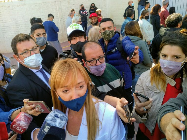 Anabel Sagasti emitió su voto en la escuela Tropero Sosa Foto: Alfredo Ponce