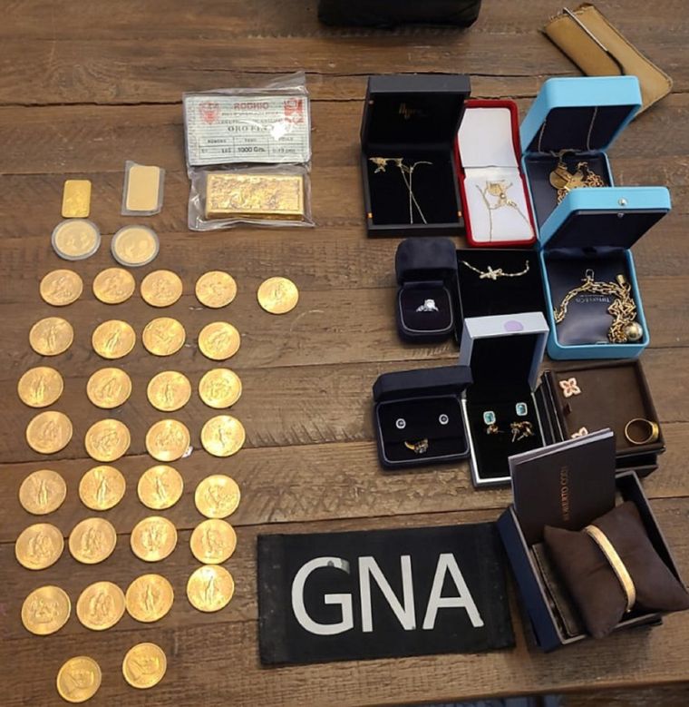 Decomisaron lingotes, joyas y monedas de oro que suelen ser consideradas como piezas de colección Decomisaron lingotes, joyas y monedas de oro que suelen ser consideradas como piezas de colección