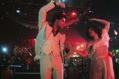 Foto: https://www.infobae.com/teleshow/2021/10/17/fiebre-de-sabado-por-la-noche-un-filme-inolvidable-las-canciones-de-los-bee-gees-y-la-version-argentina-de-romay/