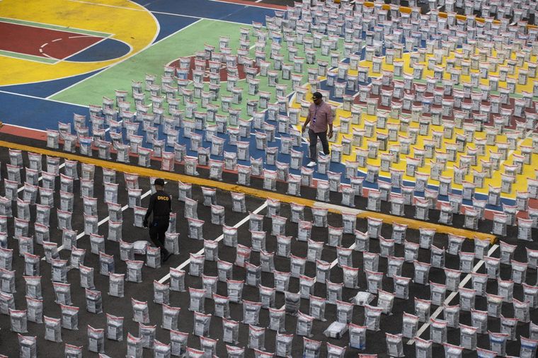 Una imagen de la histórica incautación en Puerto Caucedo, el inicio del fin para el cargamento. Foto: EFE