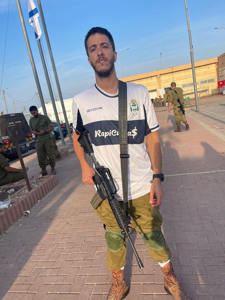 Natán De Leo es un cineasta platense que integra las fuerzas militares de Israel. Foto: La Cielo
