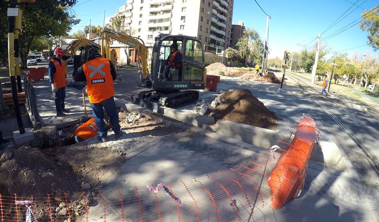 La ampliación del Metrotranvía ya modifica calles y sectores cercanos a las vías con maquinaria, zanjas y movimiento de tierra. La ampliación del Metrotranvía ya modifica calles y sectores cercanos a las vías con maquinaria, zanjas y movimiento de tierra.
