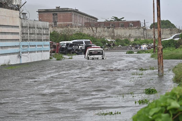 Calles anegadas y viviendas destruidas tras el paso del huracán Melissa.