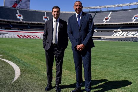 El presidente de River Plate, Stefano Di Carlo, junto a David Trezeguet en el Estadio Monumental. El presidente de River Plate, Stefano Di Carlo, junto a David Trezeguet en el Estadio Monumental.