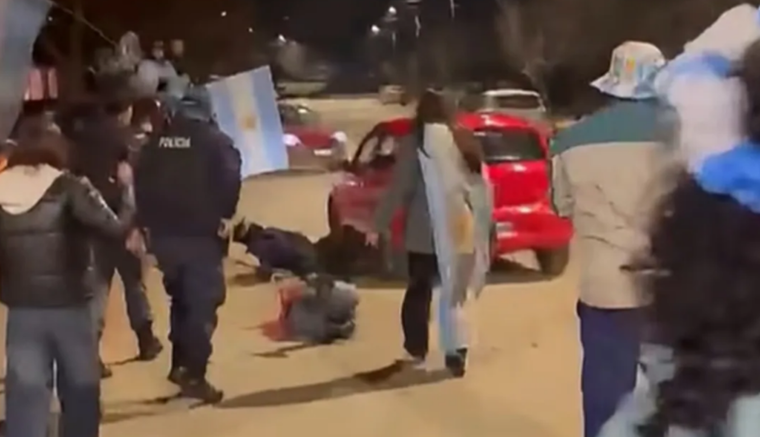 En medio de los festejos por el triunfo de la Selección, un joven atropelló a un Policía.