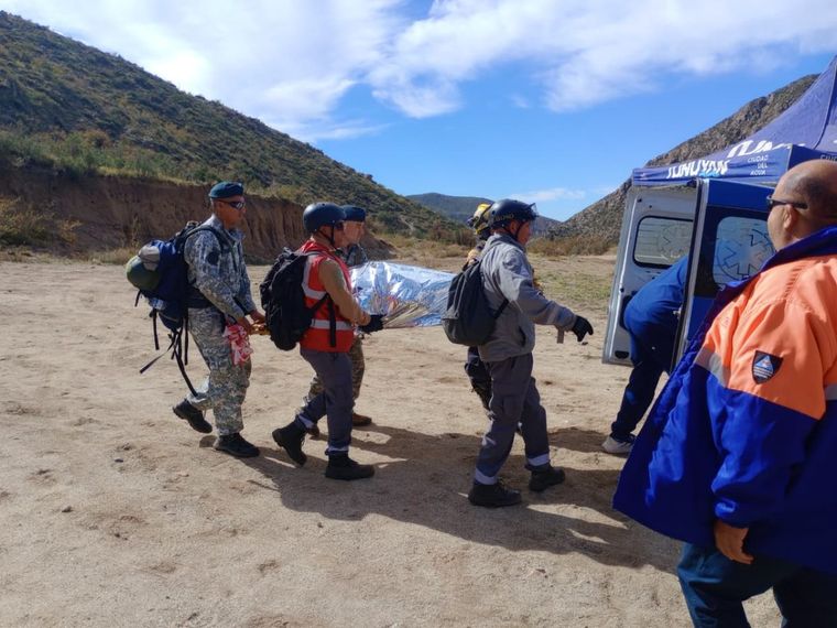 Mendoza activó su red de rescate en ejercicio aéreo de EANA. Participaron voluntarios y fuerzas nacionales para estar preparados ante futuras eventualidades. Mendoza activó su red de rescate en ejercicio aéreo de EANA. Participaron voluntarios y fuerzas nacionales para estar preparados ante futuras eventualidades.