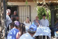 Vargas Arizu y Hebe Casado junto a productores del sur. Foto: Gobierno de Mendoza