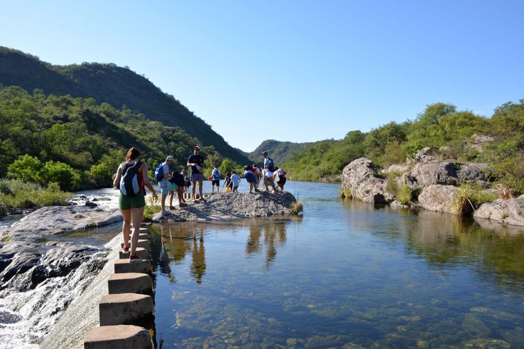 Villa del Soto, un pueblo del noroeste de Córdoba, combina la frescura del río Soto con la riqueza de su historia y tradiciones, ofreciendo un refugio único para quienes buscan descanso y naturaleza.
