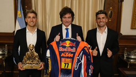 Javier Milei recibió a Luciano y Kevin Benavides con motivo de su consagración en el Dakar. Javier Milei recibió a Luciano y Kevin Benavides con motivo de su consagración en el Dakar.