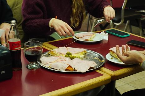 Con más de 60 años dentro de la gastronomía de Mendoza, su pizza se ha convertido en un clásico de la provincia. Con más de 60 años dentro de la gastronomía de Mendoza, su pizza se ha convertido en un clásico de la provincia.