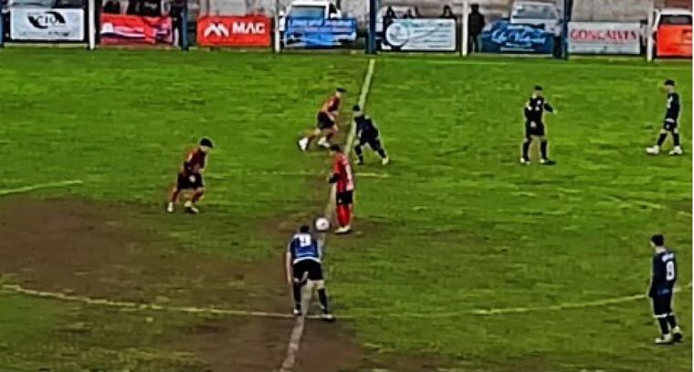 El momento en el que Aitxuri Isasmendi inicia la carrera para su gol récord.&nbsp;