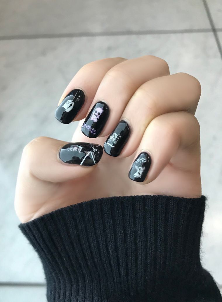 La manicura rockera será una de las estéticas más buscadas del 2022 Foto: Twitter