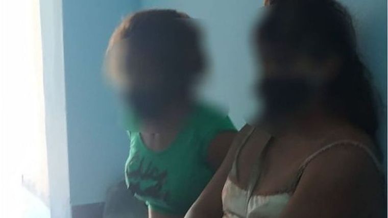Las mujeres que tienen entre 26 y 30 años fueron detenidas por incinerar al hombre que no pagó por sus servicios