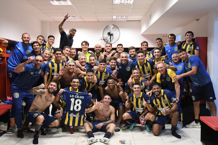 EL plantel de Central gastando a la Lepra por el historial, con el número 18 dado vuelta. Foto: @RosarioCentral