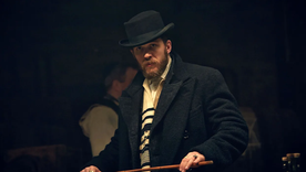 Tom Hardy como Alfie Solomons en Peaky Blinders. Tom Hardy como Alfie Solomons en Peaky Blinders.