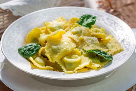 Aprende la receta de ravioles de ricota y espinaca como en casa de la nona. Aprende la receta de ravioles de ricota y espinaca como en casa de la nona.