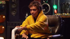 Sophie Wilde protagoniza Háblame, dirigida por Danny Philippou y Michael Philippou. Sophie Wilde protagoniza Háblame, dirigida por Danny Philippou y Michael Philippou.