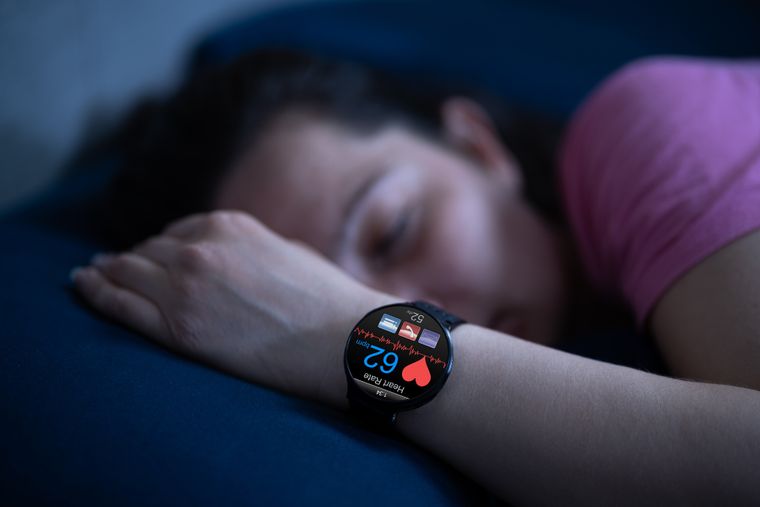 Un smartwatch moderno permite registrar la frecuencia cardíaca tras practicar deportes en 2026.