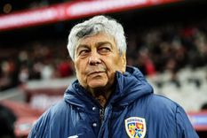 El DT de Rumania sufrió dos infartos en el hospital luego de haber renunciado a la Selección.