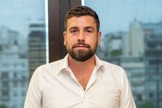 Lucas Delfino busca meterse en la charla de una comuna caliente. Foto: Julián Volpe/MDZ