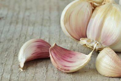 MDZol | Ajo close-up-of-garlic-on-table-760254411-5bcbf91c4cedfd0026f2b89d.jpg