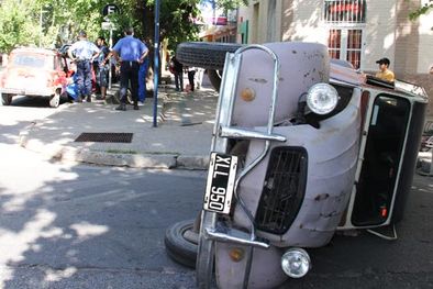 MDZol | El vuelco del Citroen 3CV Foto: Maggie Ojcius/ Mediamza.com