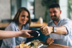 Tipeando es una plataforma digital que permite a los mozos recibir propinas de manera virtual Foto: shutterstock