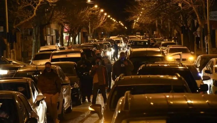 En Cipolletti, la caravana llegó a la casa del intendente. Foto: Twitter.