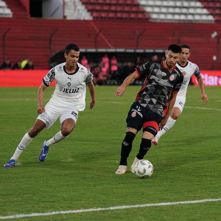 El Rojo y Barracas juegan en el Ducó. Foto: Prensa Barracas Central