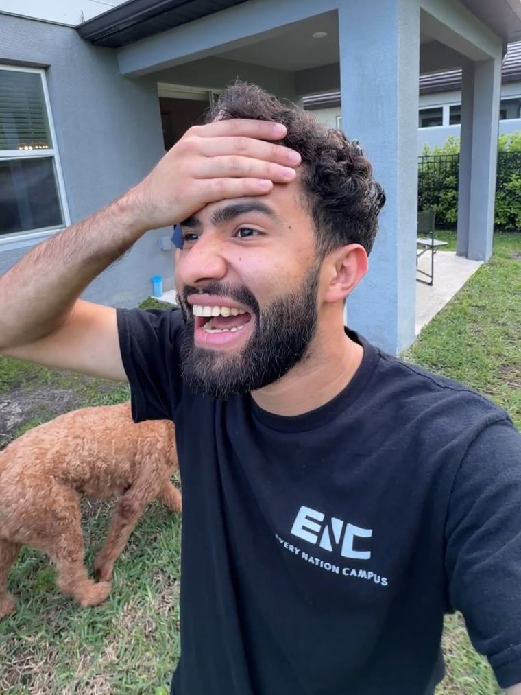 La reacción de Anthony Fernandez al ver el despegue del cohete de la NASA desde el patio de su casa. La reacción de Anthony Fernandez al ver el despegue del cohete de la NASA desde el patio de su casa.