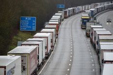 Nueva cepa del coronavirus: la imagen de centenares de camiones atrapados que refleja el caos que se vive en Reino Unido