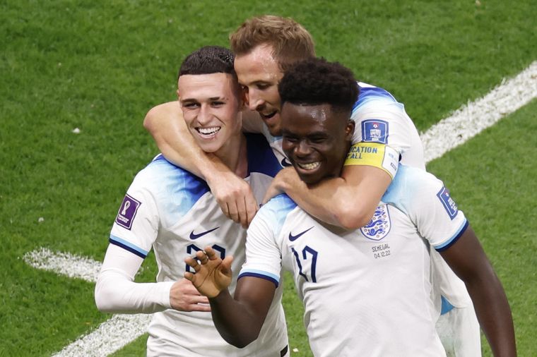 Foden, Kane y Saka festejan la goleada de Inglaterra: enfrentará a Francia en cuartos. Foto: EFE