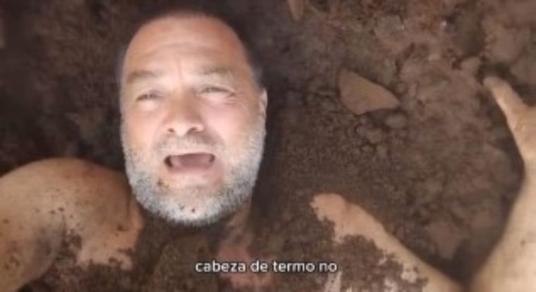 Cacho Bárbaro, exlegislador del Frente de Todos, se grabó completamente en el barro para protestar contra la ley ómnibus Foto: Captura de pantalla