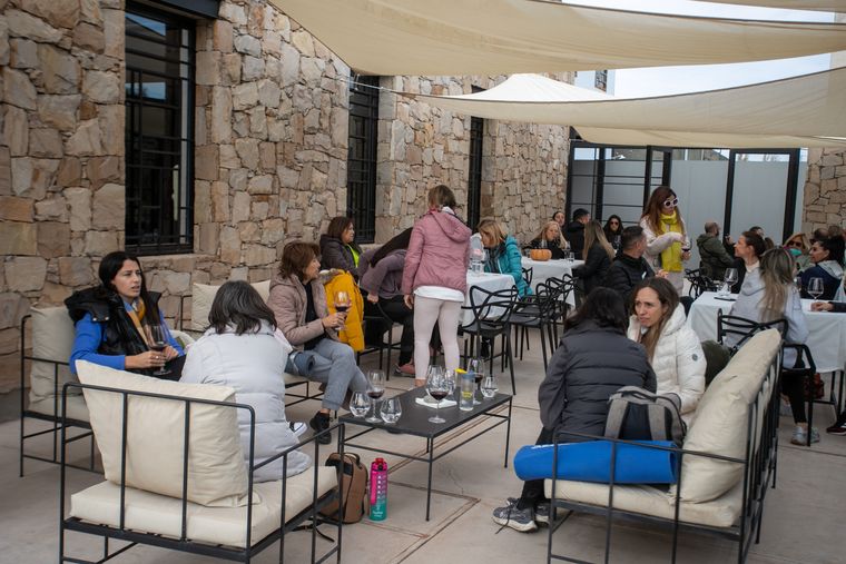 Conversación y disfrute en la terraza de Mil Suelos, después de la clase de yoga. Conversación y disfrute en la terraza de Mil Suelos, después de la clase de yoga.