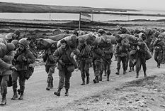 Un grupo de soldados marcha en las Islas Malvinas Foto: NA Un grupo de soldados marcha en las Islas Malvinas Foto: NA