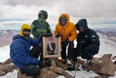 montanistas hicieron cumbre con un cuadro de carlos menem