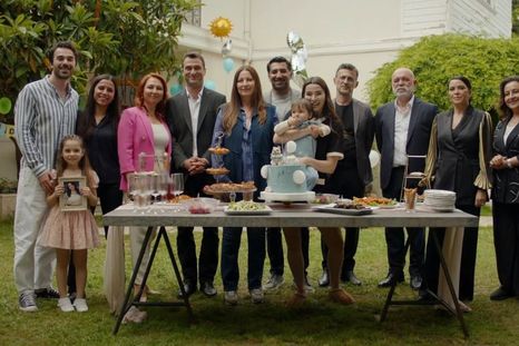 La Traición tiene originalmente 71 capítulos y a Vahide Perçin como protagonista. La Traición tiene originalmente 71 capítulos y a Vahide Perçin como protagonista.