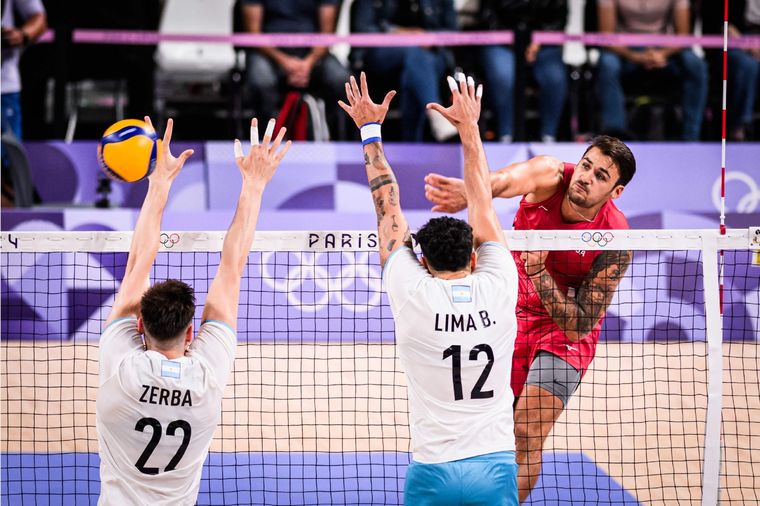 El equipo argentino perdió 0-3 con Estados Unidos. Foto: @Voley_FeVA