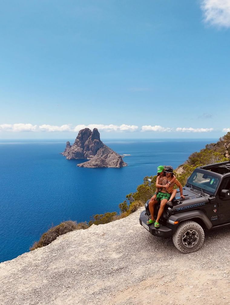 Karol G y su pareja. Karol G y su pareja.