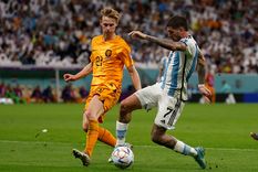 Frenkie De Jong El volante neerlandés mostró su enojo con el árbitro Mateu Lahoz. Foto: EFE