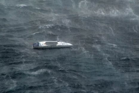 Un hombre a bordo de un pequeño bote fue rescatado este lunes en Australia tras pasar varios días a la deriva en el Pacífico, golpeado por los vientos del ciclón Alfred. Foto: EFE/ Autoridad Australiana De Seguridad Marítima