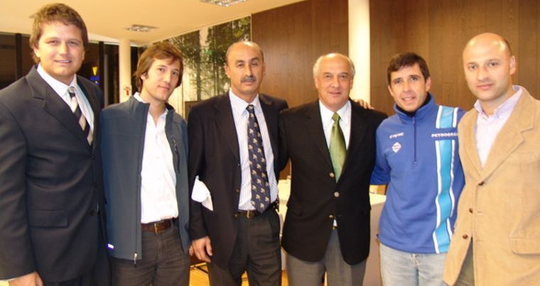El piloto Juan Manuel Silva junto a Guillermo, Carlos y Federico Ostropolsky, Matías Zardain y Carlos Segura. Foto: MDZ