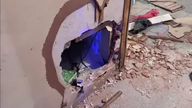 La Policía de la Ciudad de Buenos Aires frustró un robo contra un negocio de Lotería y servicios financieros internacionales en el barrio de Recoleta y detuvo a tres boqueteros. La Policía de la Ciudad de Buenos Aires frustró un robo contra un negocio de Lotería y servicios financieros internacionales en el barrio de Recoleta y detuvo a tres boqueteros.