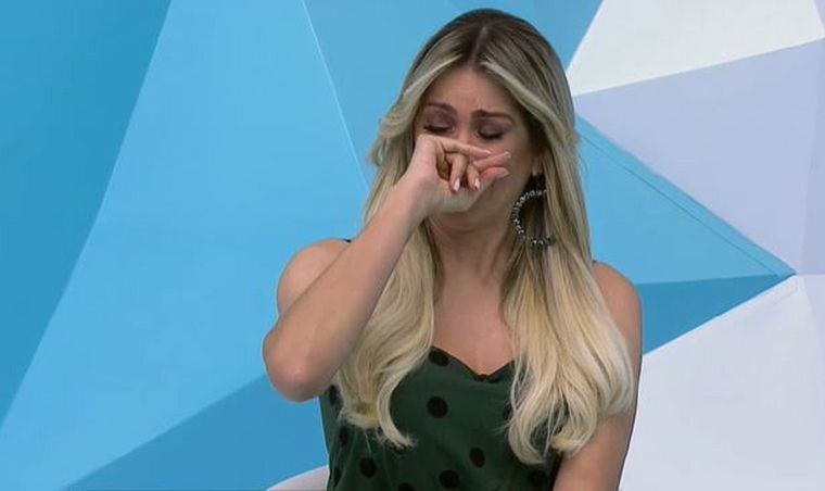 Renata Fan no pudo controlar su emoción cuando habló de Enzo. Foto: Captura